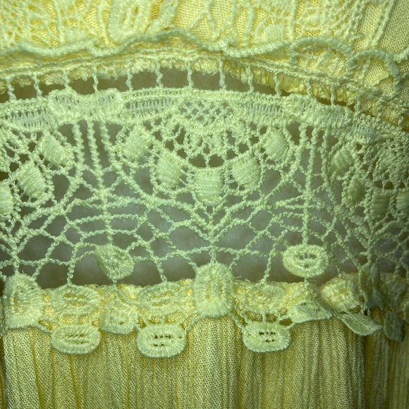 Yellow maxi dress with lace detail - Picture 5 of 7